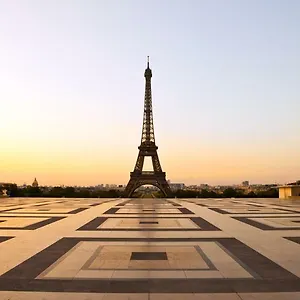 The Charming Trocadero Eiffel Tower Couette-café